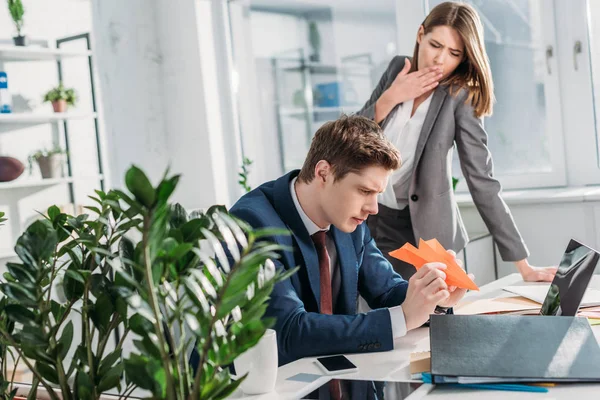 Trött Affärskvinna Ständiga Och Gäspningar Nära Medarbetare Håller Pappersplan Office — Stockfoto