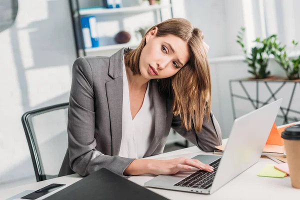 Mujer Negocios Atractiva Cansada Sentada Cerca Del Ordenador Portátil Oficina —  Fotos de Stock