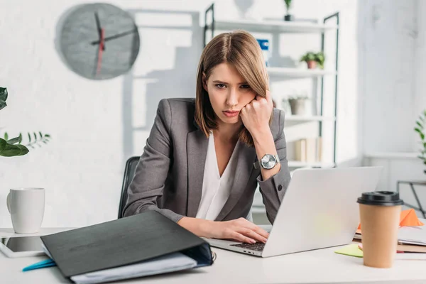 Mujer Negocios Agotado Mirando Cámara Mientras Está Sentado Cerca Computadora — Foto de Stock