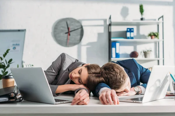 Compañeros Trabajo Cansados Durmiendo Escritorio Cerca Computadoras Portátiles Oficina —  Fotos de Stock