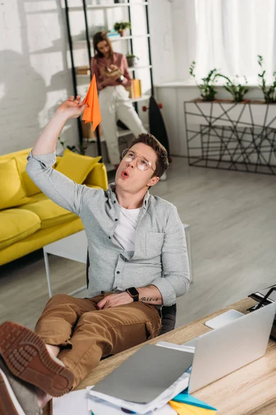 Enfoque Selectivo Del Hombre Jugando Con Avión Papel Casa — Foto de Stock