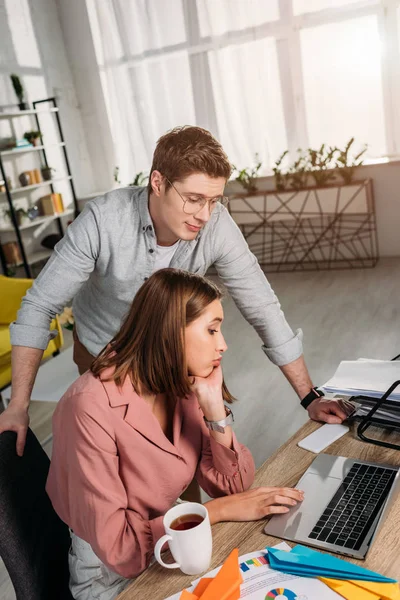 Bell Uomo Piedi Vicino Alla Fidanzata Stanca Seduto Guardando Computer — Foto Stock