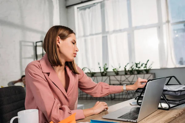 Moe Aantrekkelijke Vrouw Zit Bureau Buurt Van Laptop Thuis — Stockfoto