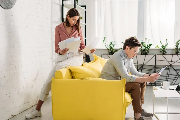 Attractive Woman Holding Documents Hands Boyfriend Sitting Sofa Home — Stock Photo, Image