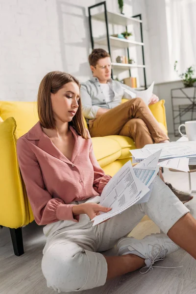 Beautiful Woman Holding Documents Sitting Floor Boyfriend Sitting Sofa — Stock Photo, Image