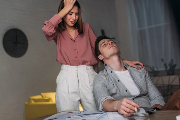 Schöner Mann Raucht Der Nähe Einer Frau Mit Kopfschmerzen — Stockfoto