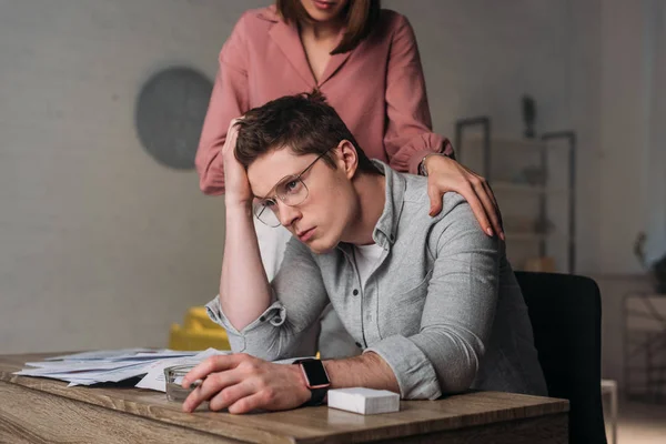 Bijgesneden Beeld Van Vrouw Stond Buurt Van Nadenkende Man Met — Stockfoto