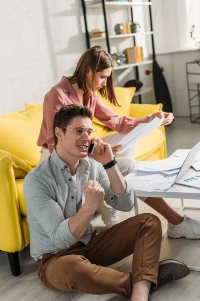 Mulher Atraente Olhando Para Documentos Perto Namorado Alegre Óculos Falando Fotografia De Stock