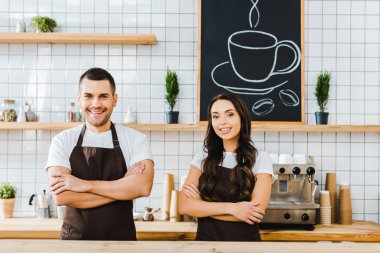 ahşap bar tezgahın arkasında duran ve kahve evin içinde gülümseyen kasa