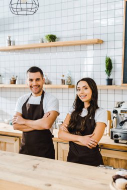 gülümseyen ve arkasında, ahşap bar counter coffee House kasa