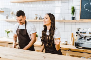 ahşap bar tezgahın arkasında duran ve gülümseyen wile barista kahve evde çalışma çekici kasiyer