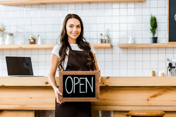 Attractive Cashier Brown Apron Standing Wooden Bar Counter Holding Chalkboard — Stock Photo, Image