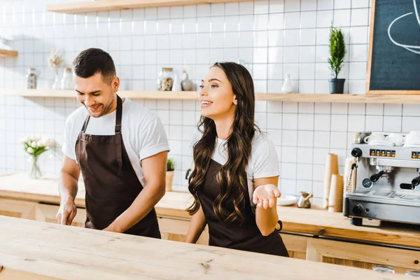 Attraktiva Kassan Står Bakom Bardisken Trä Och Leende Wile Barista — Stockfoto