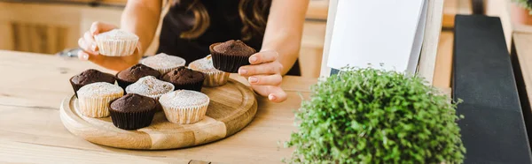 Cropped View Waitress Putting Cupcakes Wooden Tray Coffee House — Stock Photo, Image