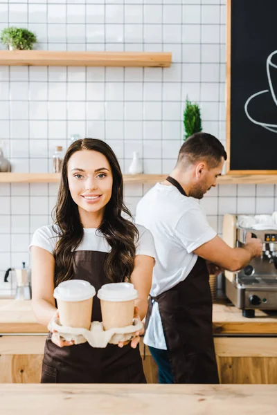 Morena Atractiva Cajera Pie Sosteniendo Vasos Papel Barista Wile Trabajando —  Fotos de Stock