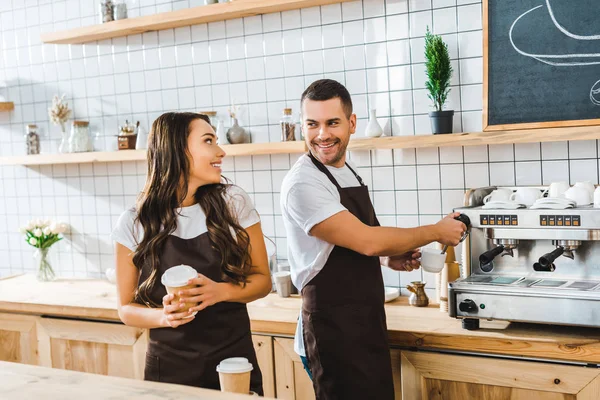 Guapo Barista Haciendo Café Atractiva Morena Cajera Sosteniendo Taza Papel — Foto de Stock