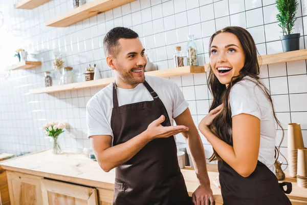 Cajeros Delantales Hablando Cerca Mostrador Bar Madera Cafetería — Foto de Stock