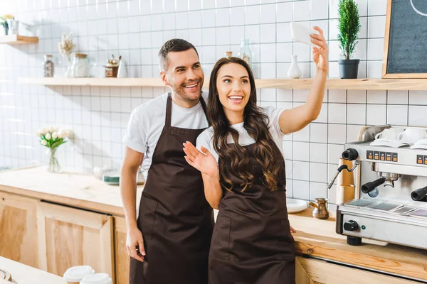 Kassiers Permanent Zwaaien Het Nemen Van Selfie Koffiehuis — Stockfoto