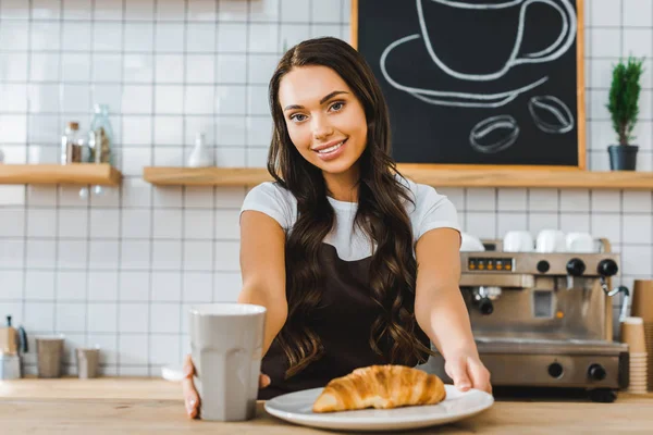 Attraktiv Brunett Kassan Står Bakom Bardisken Med Cup Plattan Och — Stockfoto