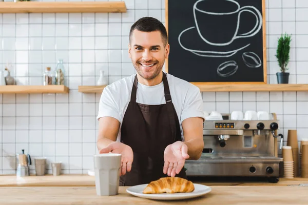 Przystojny Kasjera Uśmiechając Się Wskazując Rąk Kaukaska Coffee House — Zdjęcie stockowe