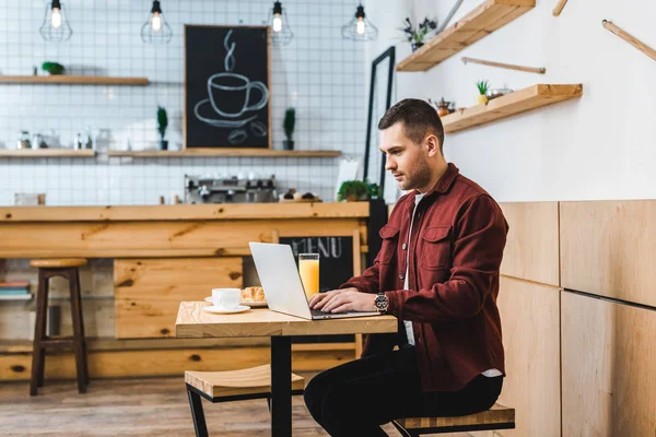 Freelancer Bonito Sentado Mesa Com Laptop Casa Café — Fotografia de Stock