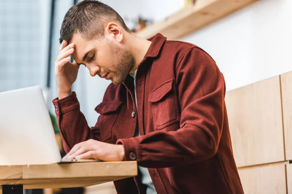 Schöner Aufgebrachter Freiberufler Weinrotem Hemd Sitzt Mit Laptop Tisch Kaffeehaus — Stockfoto