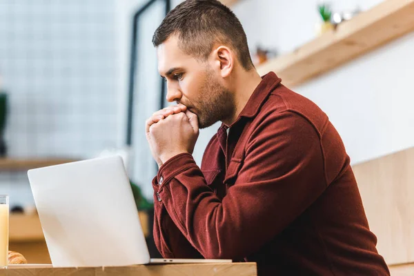 Bonito Preocupado Freelancer Camisa Borgonha Sentado Mesa Com Laptop Casa — Fotografia de Stock