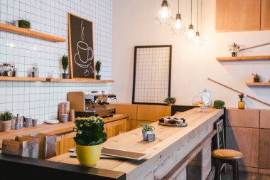 bitkiler ve cupcakes coffee House ile ahşap kahverengi bar counter