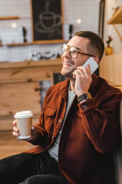 Man Burgundy Shirt Sitting Couch Holding Paper Cup Talking Smartphone — Stock Photo, Image