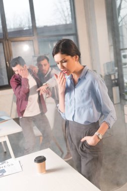 çekici işkadını elle duman ofiste iş arkadaşları yakınındaki cebinde duran