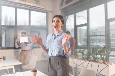 ayakta ve arkadaşları duman ofiste yakınındaki çığlık çekici işkadını