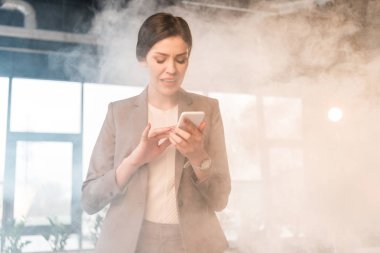 dehşete işkadını dumanla smartphone Office bakarak