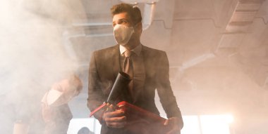duman ofiste söndürücü yakın çalışma arkadaşı tutan maskeli korkmuş işadamı