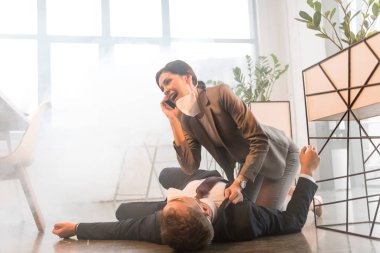 Office katta duman ile yalan meslektaşım yakınındaki smartphone cep telefonu ile konuşurken maskeli dehşete işkadını
