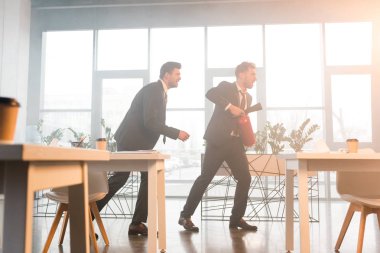 office duman ile bağırarak süre söndürücü meslektaşım yakın tutan işadamı