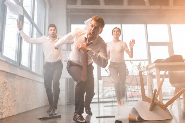 çalışan ve office duman ile bağırarak iş adamları