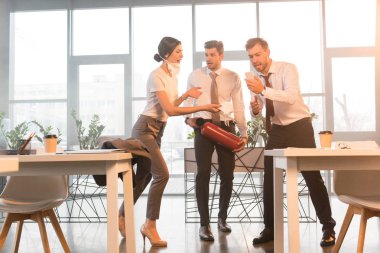 korkmuş işadamı smartphone Office bakarak arkadaşları bağırıp yakınındaki söndürme holding