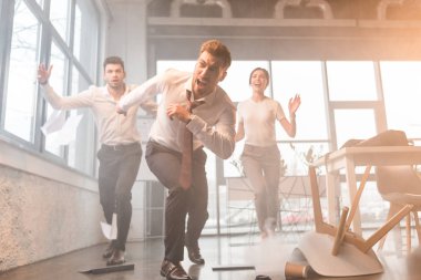 çalışan ve office duman ile bağırarak korkmuş iş adamları