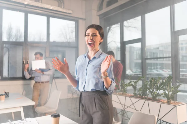 Attractive Businesswoman Standing Screaming Coworkers Office Smoke — Stock Photo, Image