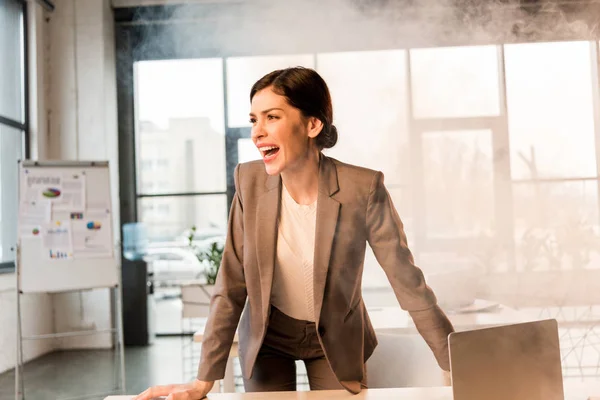 魅力的な怖い女性は煙で事務所で叫んで — ストック写真