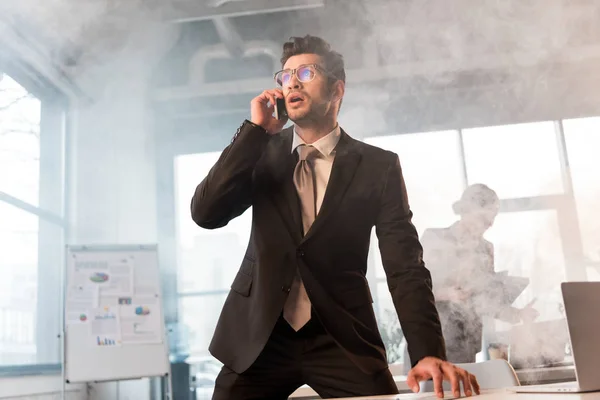 Jóképű Üzletember Szemüveg Beszél Smartphone Ban Hivatal Füst Közelében Munkatárs — Stock Fotó