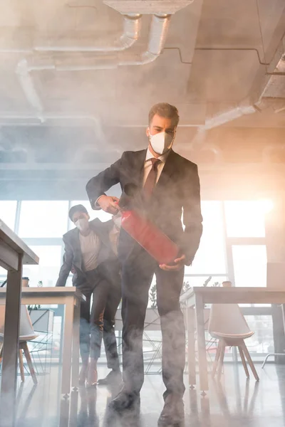 Frightened Businessman Mask Holding Extinguisher Colleagues Office Smoke — Stock Photo, Image