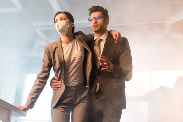 Schöner Geschäftsmann Mit Brille Der Mit Einer Kollegin Büro Steht — Stockfoto