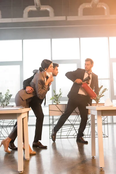 Scared Businessman Holding Extinguisher Colleagues While Walking Office Smoke — Stock Photo, Image