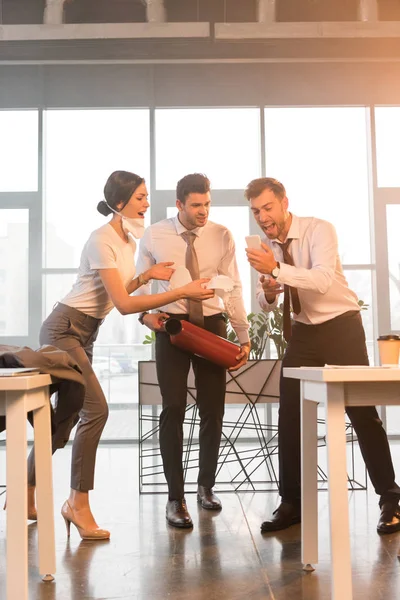 Terrified Businessman Holding Extinguisher Yelling Coworkers Looking Smartphone Office — Stock Photo, Image