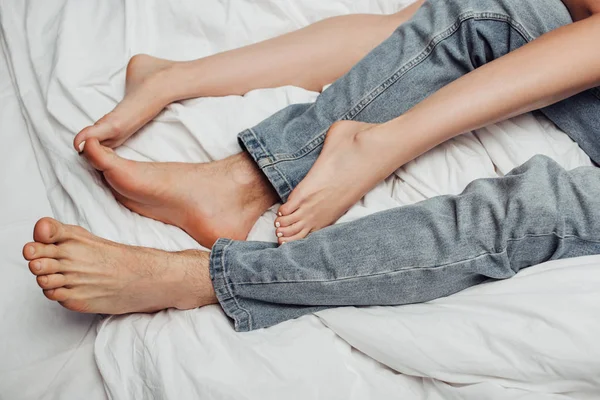 Evde Yatakta Yatan Genç Yalınayak Çift Görünümünü Kırpılmış — Stok fotoğraf