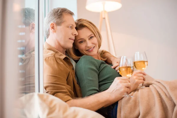 Happy Couple Hugging Holding Glasses White Wine — Stock Photo, Image