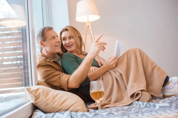 Homem Sorrindo Apontando Com Dedo Usar Tablet Digital Junto Com — Fotografia de Stock