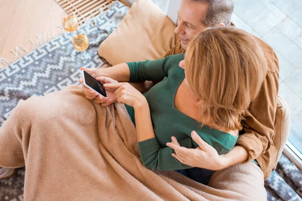 Woman Using Smartphone While Sitting Floor Husband — Stock Photo, Image