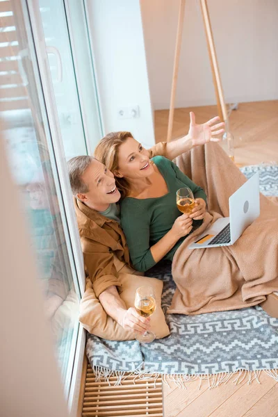 Excited Couple Looking While Sitting Floor New Home Using Laptop — Stock Photo, Image